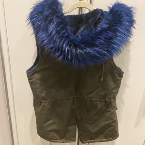 Army green vest with faux fur blue trim sz Small